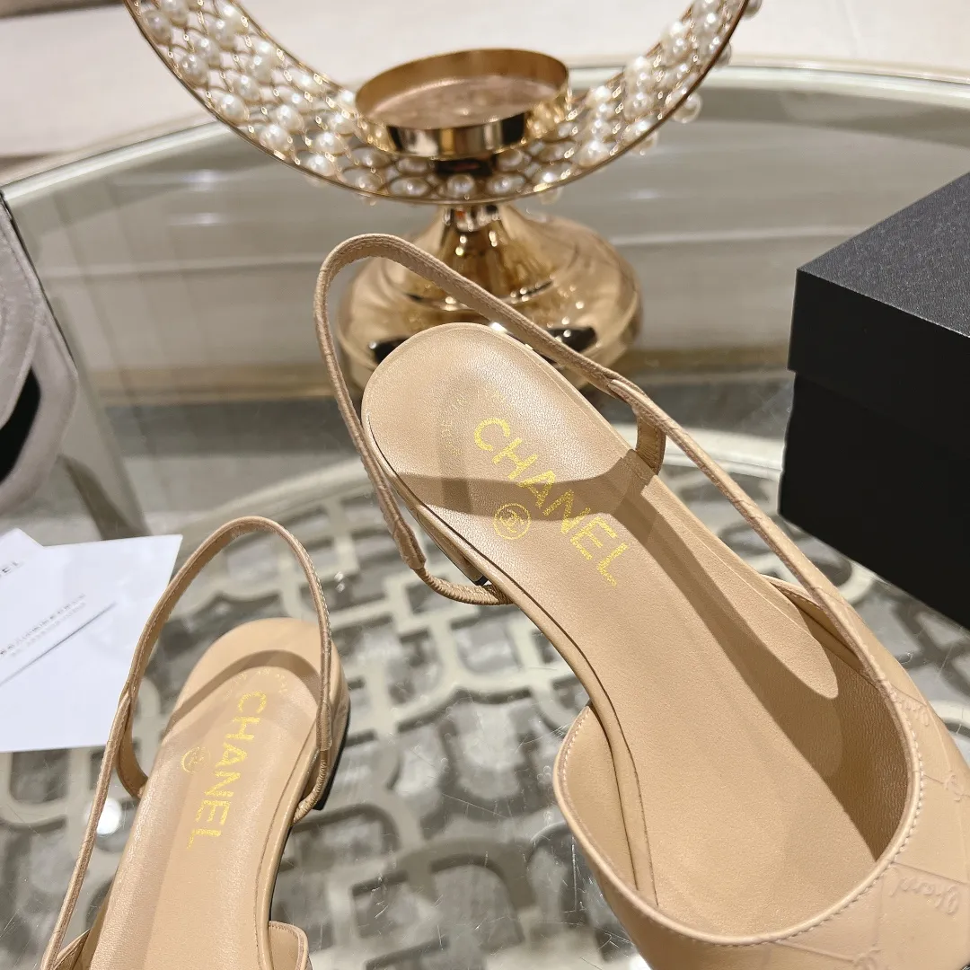 👟👟Ex-factory price 540👟👟 CHANEL Xiangjia 24vs spring and summer new fashion sandals series... Chanel is a very comprehensive noble fashion lifestyle brand. The same models are sold by major fashion bloggers and celebrities in Hong Kong, the United States, and other countries. They are simply beautiful. I fall in love with elegance and the playful sense of the future. I want to own them right away just by looking at them. But you can really think about a pair of exquisite high heels. This series is specially designed for extraordinary and indifferent ladies to create a unique overall effect. CHANEL designs products that inspire women to move forward and highlight their charm... 1️⃣Material: Original customized patent leather + imported sheepskin 2️⃣Inner lining: Original customized imported sheepskin 3️⃣Feet: Original customized imported sheepskin 4️⃣Outsole: Genuine leather sole imported from Italy 5️⃣Heel height: 2.5cm/6.5cm/9cm 6️⃣Number: 34-43 (34.40.41.42.43 customization is not returnable) 7️⃣Packaging: The latest and exquisite full set of packaging at the counter